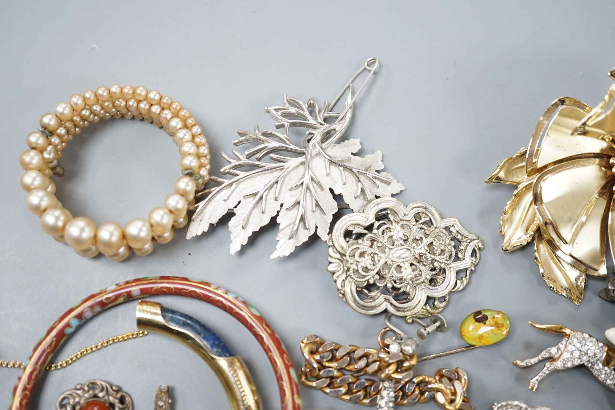 A quantity of assorted costume jewellery.